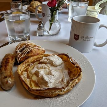 La Bastide Bed & Breakfast - Cinnamon apple dutch baby, cinnamon scone and chicken apple sausage - Bed & Breakfast Near Me - Dundee, Oregon La Bastide Bed & Breakfast - Cinnamon apple dutch baby, cinnamon scone and chicken apple sausage - Bed & Breakfast Near Me - Dundee, Oregon