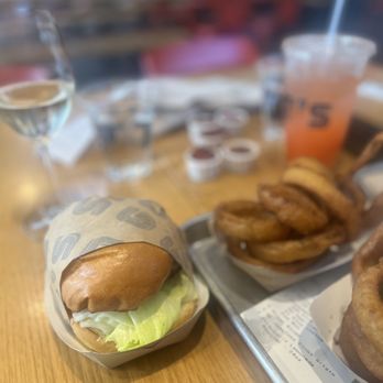 Gott's Roadside - Cheeseburger with Bleu cheese - Salad Near Me - Walnut Creek, California