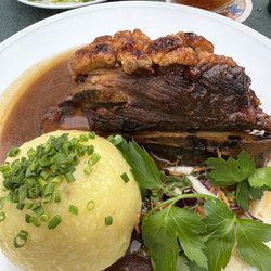 Zum Alten Schloss - ... ein "MUSS", wenn man in Franken unterwegs ist. "Schäuferle" ...