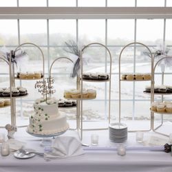 Stage Neck Inn - Dessert table  ...cupcakes and cake from Walmart!