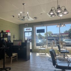 Pure Platinum Salon - Beautiful lighting, well organized and very clean