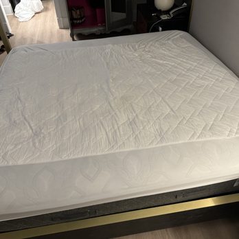 Kimpton Brice Hotel - Queen linens and mattress cover in king bed. Good luck with that! - Hotels Near Me - Savannah, Georgia Kimpton Brice Hotel - Queen linens and mattress cover in king bed. Good luck with that! - Hotels Near Me - Savannah, Georgia