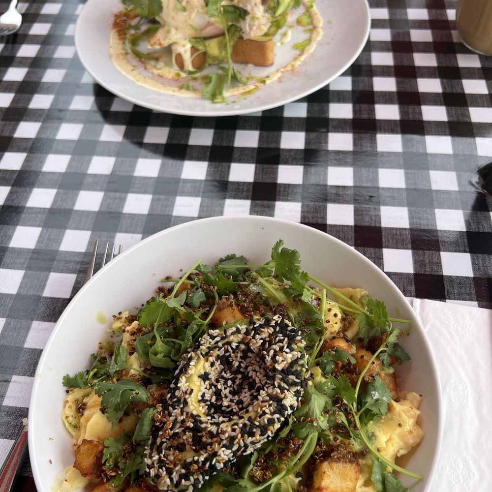 Greens bowl and crab Benedict! Greens bowl and crab Benedict!