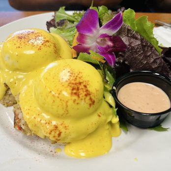 Guieb Cafe - Crab Cake Benedict - New American Near Me - Honolulu, Hawaii
