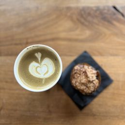 Hojicha Latte with whole milk and blueberry muffin Hojicha Latte with whole milk and blueberry muffin