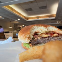 Eggstablished - Delicious burger