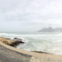 Praia do Arpoador - What a gorgeous view of the beach!