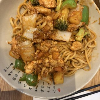 Mogouyan Hand Pulled Noodles - Noodles with chicken in a tomatoe sauce - Chinese Near Me - Calgary, Alberta