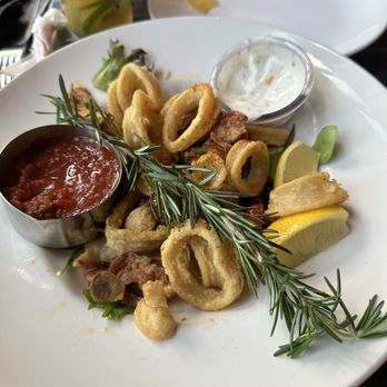 Echo Tap & Grille - Fried Calamari - Bars Near Me - Mountainside, New Jersey