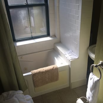 Morrill Mansion B&B - Amazing water pressure! - Bed & Breakfast Near Me - Portland, Maine