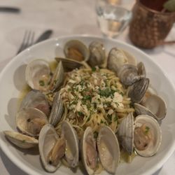 Avino's Italian Table - Linguine con Vongole
