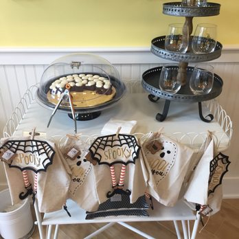 Nothing Bundt Cakes - Sample table - Bakeries Near Me - Riverview, Florida