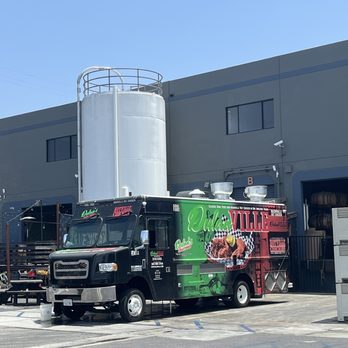 Three Weavers Brewing Co - The Dulanville food truck at Three Weavers - Breweries Near Me - Inglewood, California
