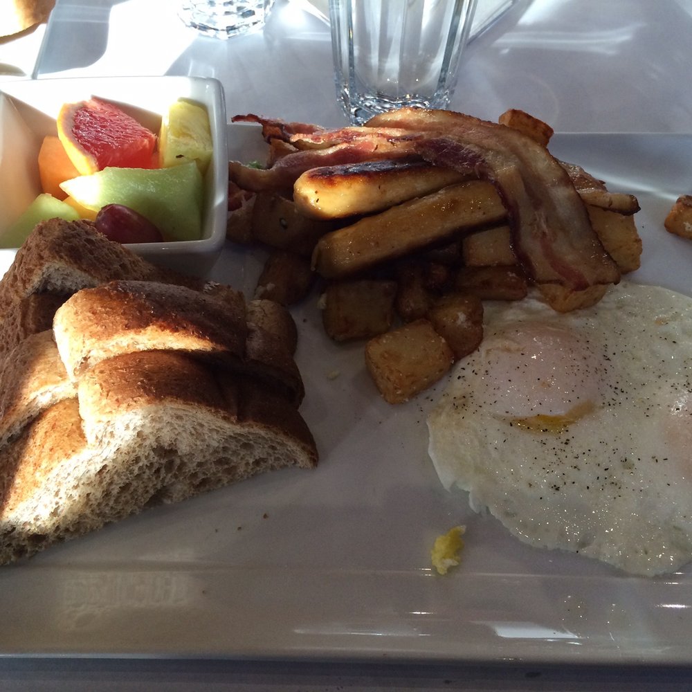 a plate of breakfast foods