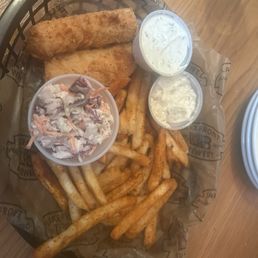 Fish basket with fries