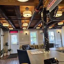 Volunteer Brewing Company - Homey feeling brewery. Can I go upstairs and find a nice bed to nap after my flight? Nah seems like another space for private gatherings.
