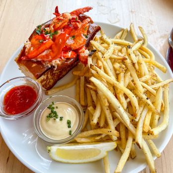 Little Em's Oyster Bar - Lobster roll - Seafood Near Me - San Antonio, Texas Little Em's Oyster Bar - Lobster roll - Seafood Near Me - San Antonio, Texas