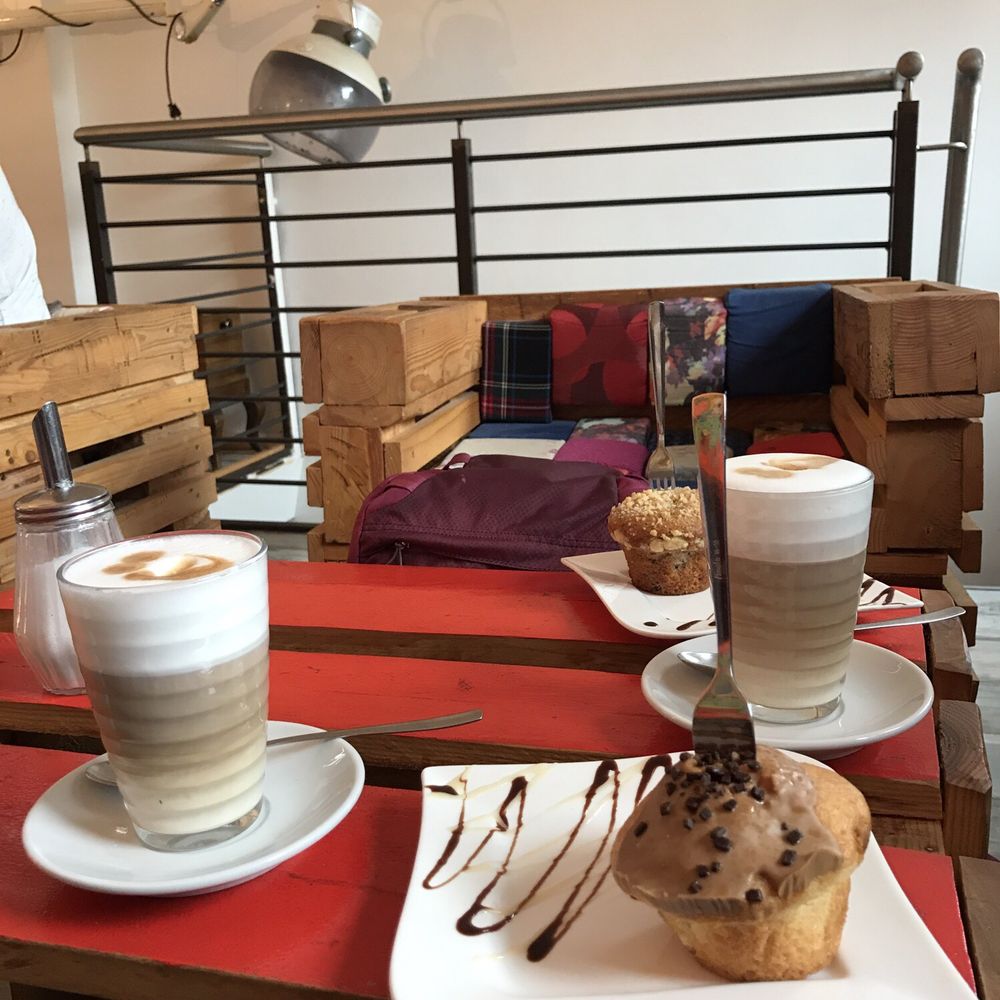 Häppchen - Caramel muffin w latte - Coffee & Tea Near Me - Cologne, NW