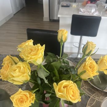 Walmart Supercenter - Yellow roses - Department Stores Near Me - Alexandria, Virginia Walmart Supercenter - Yellow roses - Department Stores Near Me - Alexandria, Virginia