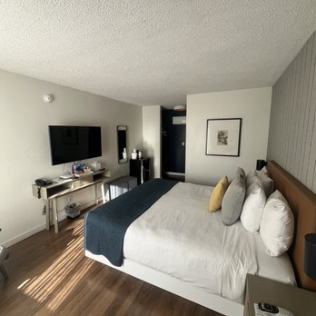 Sea Harbor Hotel - king bedroom, pool view - Hotels Near Me - San Diego, California Sea Harbor Hotel - king bedroom, pool view - Hotels Near Me - San Diego, California