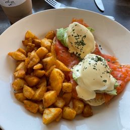 Smoked salmon eggs Benedict