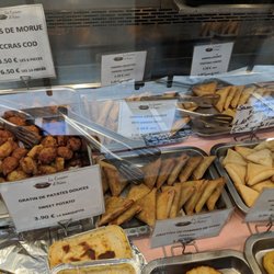 Marché Saint-Charles - Samosas, etc. Samosa crevettes - 3.5 stars. Samosa boeuf pimentes - 3 stars. Fri morning 2018-10-19