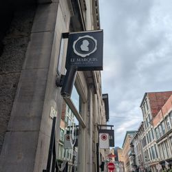 Le Marquis - Small entryway so lookout for the sign