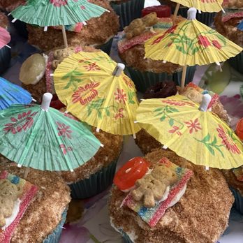 Apples Bed & Breakfast Inn - Adorable cupcakes decorated like a bear on the beach with a lifesaver, beach towel and an umbrella. Cute and delicious. - Hotels Near Me - Big Bear Lake, California Apples Bed & Breakfast Inn - Adorable cupcakes decorated like a bear on the beach with a lifesaver, beach towel and an umbrella. Cute and delicious. - Hotels Near Me - Big Bear Lake, California