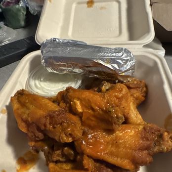 E & D Pizza Company - Wings - Pizza Near Me - Avon, Connecticut