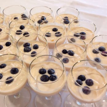 Bucerius Law School - Catherine bei einer Konferenz, Joghurt mit Blaubeeren - Specialty Schools Near Me - Hamburg, HH