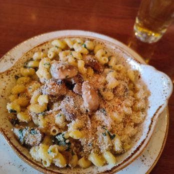 Black Dog Tavern - Tavern Mac N Cheese ($17) - French Near Me - Kingston, Ontario