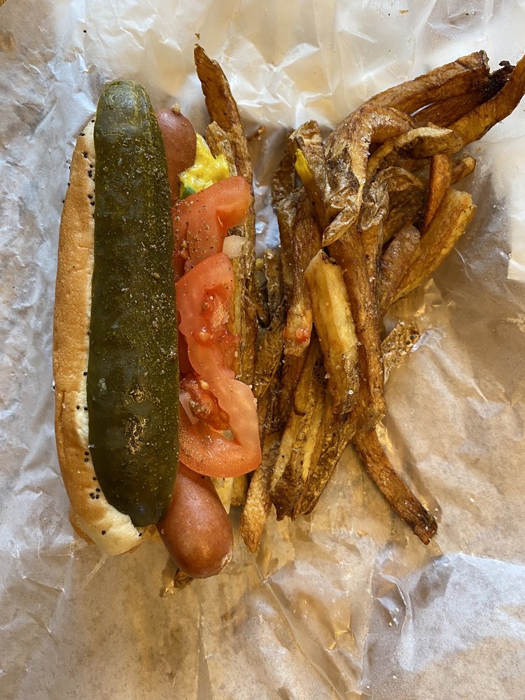 Zae’s Classic Chicago Hotdogs & Polish Logo