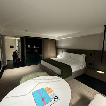 The Satire - Guest room - Hotels Near Me - Alexandria, Virginia The Satire - Guest room - Hotels Near Me - Alexandria, Virginia