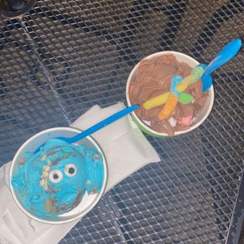 Pecan Jacks 30A - cookie monster (cotton candy ice cream with cookies) mud pie (chocolate ice cream with marshmallows and sour gummy worms) - Ice Cream & Frozen Yogurt Near Me - Santa Rosa Beach, Florida