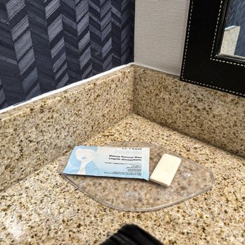 Fairfield by Marriott Inn & Suites Springdale - Mold where backsplash & countertop surface - Hotels Near Me - Springdale, Arkansas