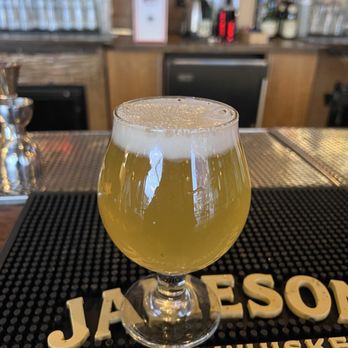 Mad Oak - 5/1/2024 allagash white is da besttttttt - Bars Near Me - Oakland, California