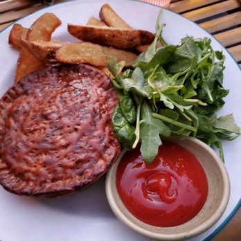 Frankie - Steak pie with chips and salad - Australian Near Me - Jersey City, New Jersey Frankie - Steak pie with chips and salad - Australian Near Me - Jersey City, New Jersey