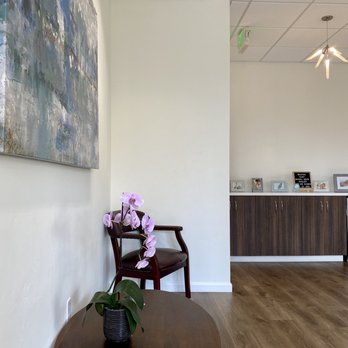 Paveloff Vision Center: Michael Paveloff, M.D - Waiting area - Ophthalmologists Near Me - Santa Barbara, California Paveloff Vision Center: Michael Paveloff, M.D - Waiting area - Ophthalmologists Near Me - Santa Barbara, California