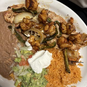 El Chaparro - Plato Mixto (chicken and shrimp) with rice and beans and veggies - Mexican Near Me - Lincoln, Nebraska El Chaparro - Plato Mixto (chicken and shrimp) with rice and beans and veggies - Mexican Near Me - Lincoln, Nebraska