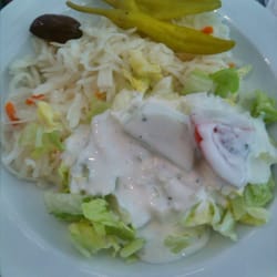 Podbi-Grill - Beilagensalat: Eisberg, Weißkraut, Kalamata Olive, Gurke, Tomate, Karotte, Peperoni, weißes Dressing