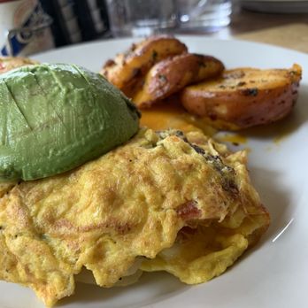 Momo's Cafe - California omelet stuffed with bacon, onions, tomatoes, avocado sided with a short stack of pan cakes - American Near Me - Vallejo, California