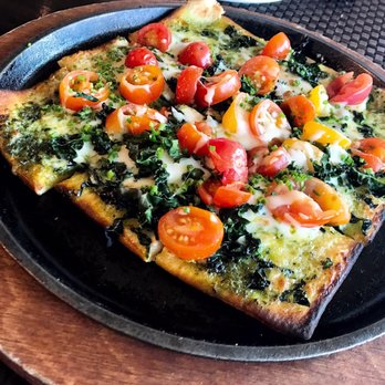 Six Seven Restaurant - Flat Bread，more like a goos food dish rather than a high calorie dish，mix goat cheese and parmesen，5stars - New American Near Me - Seattle, Washington