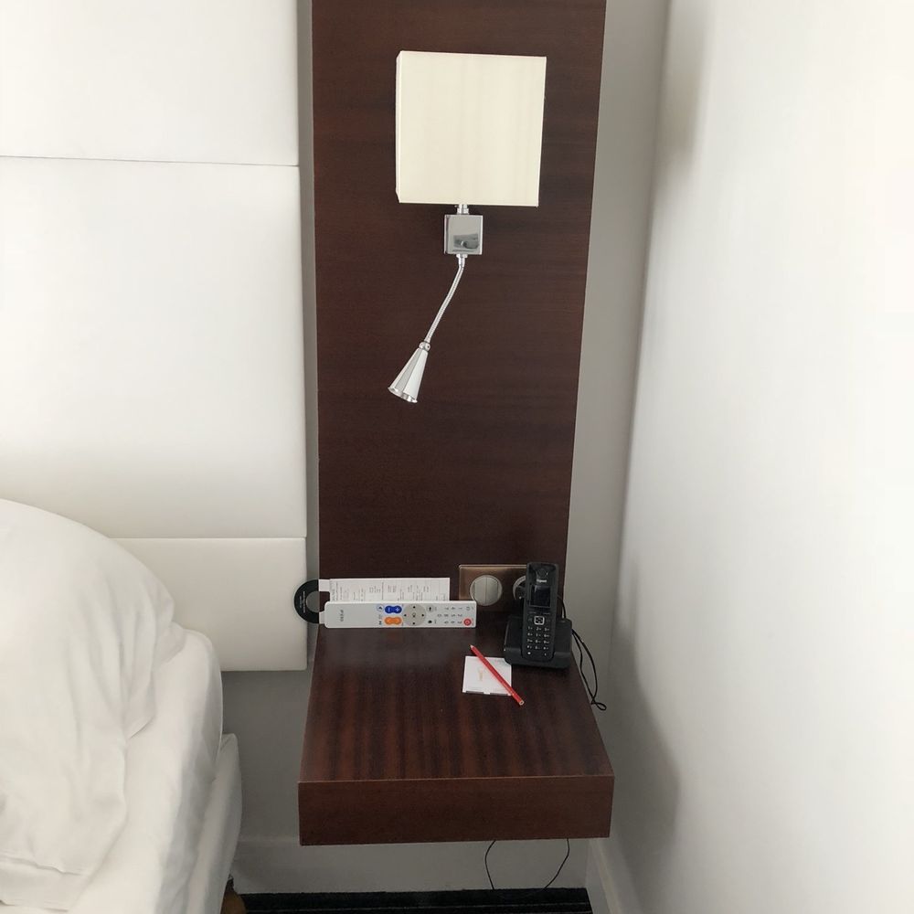 Le Grand Hôtel - Nightstand - Hotels Near Me - Grenoble, 38