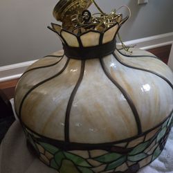 Large typhanny hanging light with long chain. Well preserved. Wish to sell. jerrichavis42@gmail.com 317 840-3941 cell