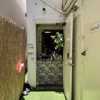 Little Sparrow - Alleyway to Little Sparrow - German Near Me - Honolulu, Hawaii