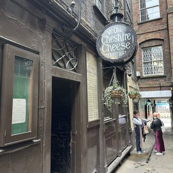 Ye Olde Cheshire Cheese - Front of the place - Pubs Near Me - London, XGL Ye Olde Cheshire Cheese - Front of the place - Pubs Near Me - London, XGL