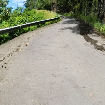 Waipi'o Valley - Steep road... only local vehicles allowed - Beaches Near Me