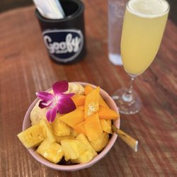 Goofy Cafe & Dine - Hawaiian bowl and pineapple mimosa