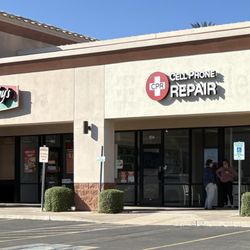 CPR Cell Phone Repair - Customers waiting