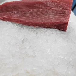 24/7 Seafood Distributor - Tuna loin super fresca y cortada al momento de ordenarla,  la atención al cliente super buena y todo rápido lo recomiendo 100%